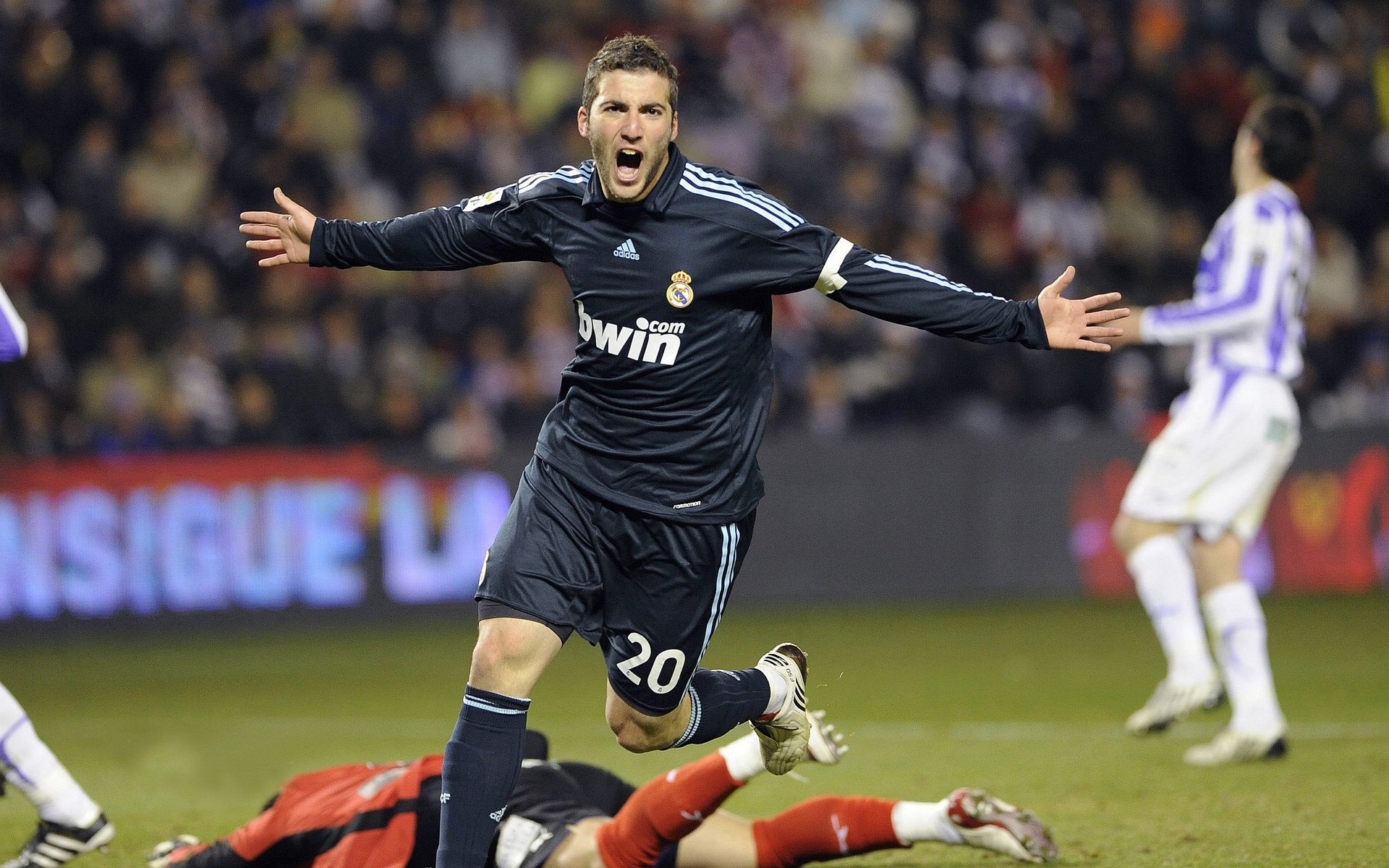 亚洲球队锋线射手表现抢眼,亚洲边锋